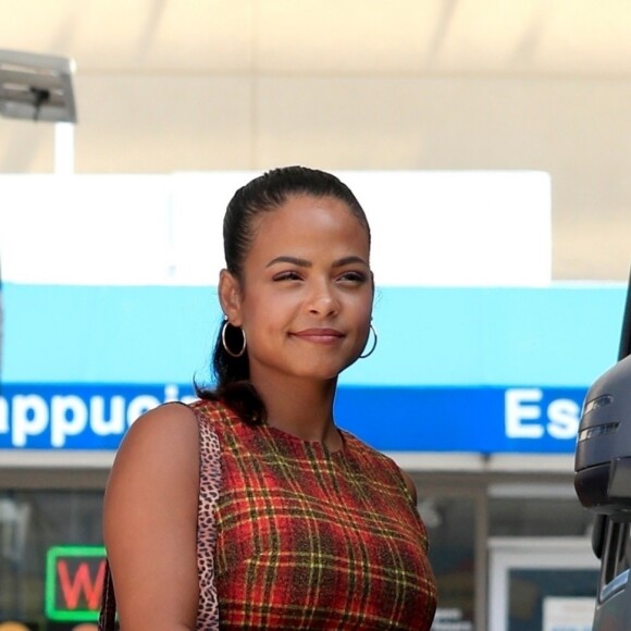 Exclusif - Christina Milian, enceinte, met de l'essence dans sa Mercedes-Benz G-wagon dans le quartier de Beverly Hills à Los Angeles, le 22 août 2019.