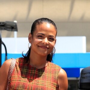 Exclusif - Christina Milian, enceinte, met de l'essence dans sa Mercedes-Benz G-wagon dans le quartier de Beverly Hills à Los Angeles, le 22 août 2019.