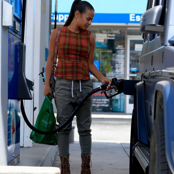 Exclusif - Christina Milian, enceinte, met de l'essence dans sa Mercedes-Benz G-wagon dans le quartier de Beverly Hills à Los Angeles, le 22 août 2019.