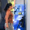 Christina Milian enceinte met de l'essence dans sa Mercedes-Benz G-wagon dans le quartier de Beverly Hills à Los Angeles, le 22 août 2019