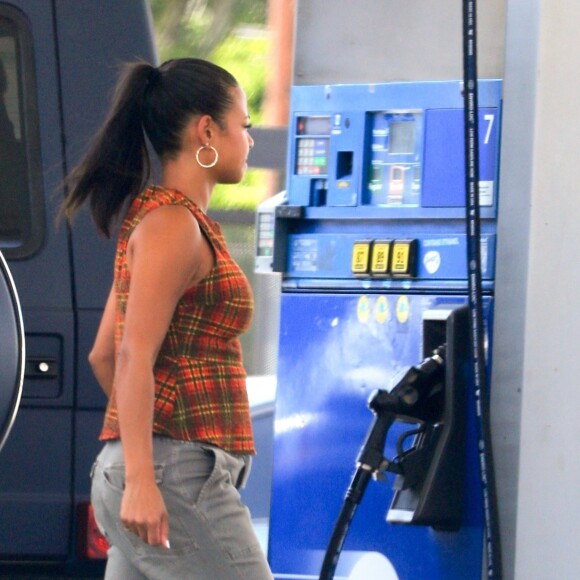 Christina Milian enceinte met de l'essence dans sa Mercedes-Benz G-wagon dans le quartier de Beverly Hills à Los Angeles, le 22 août 2019