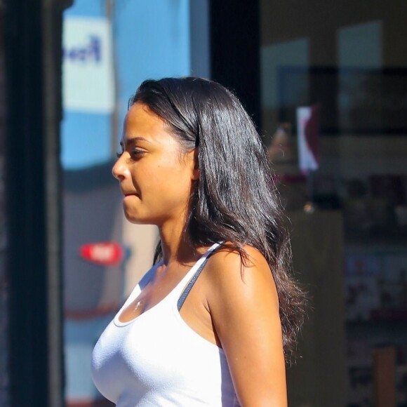 Christina Milian enceinte discute avec des fans venus acheter des beignets au Beignet Box food truck à Studio City, Los Angeles, le 21 août 2019