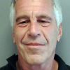 Jeffrey Epstein (mugshot non daté fourni par le département de la justice de l'Etat de Floride) s'est suicidé dans en prison à New York le 10 août 2019 à 66 ans. Il était accusé de trafic sexuel, un scandale dans lequel de hautes personnalités pourraient être impliquées.