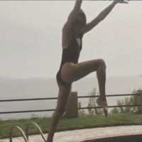 Carla Bruni en vacances : elle joue les sirènes en maillot de bain