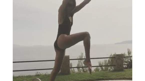 Carla Bruni en vacances : elle joue les sirènes en maillot de bain