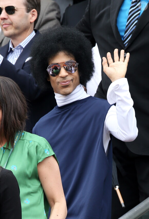 Le chanteur Prince assiste au match entre Rafael Nadal et Dusan Lajovic lors des Internationaux de France de tennis de Roland Garros à Paris, le 2 juin 2014.