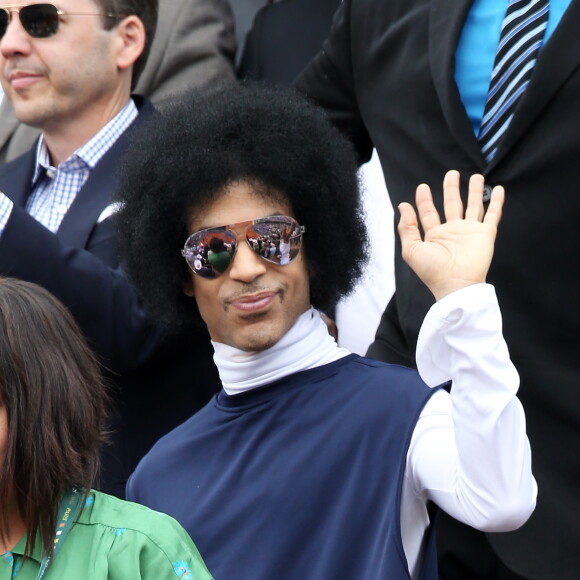 Le chanteur Prince assiste au match entre Rafael Nadal et Dusan Lajovic lors des Internationaux de France de tennis de Roland Garros à Paris, le 2 juin 2014.