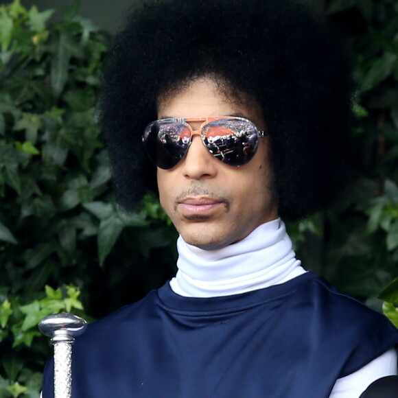 Le chanteur Prince assiste au match entre Rafael Nadal et Dusan Lajovic lors des Internationaux de France de tennis de Roland Garros à Paris, le 2 juin 2014.