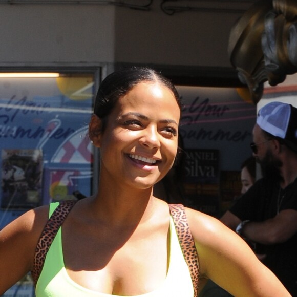 Christina Milian enceinte porte une robe vert fluo très moulante devant son Beignet Box truck à Studio City, Los Angeles, le 29 août 2019