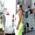 Christina Milian enceinte porte une robe vert fluo très moulante devant son Beignet Box truck à Studio City, Los Angeles, le 29 août 2019