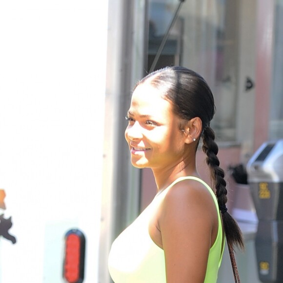 Christina Milian enceinte porte une robe vert fluo très moulante devant son Beignet Box truck à Studio City, Los Angeles, le 29 août 2019