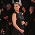 Bar Refaeli, enceinte, assiste à la projection du film "Ad Astra" lors 76e festival du film de Venise, la Mostra, au Palais du cinéma de Venise. Le 29 août 2019.