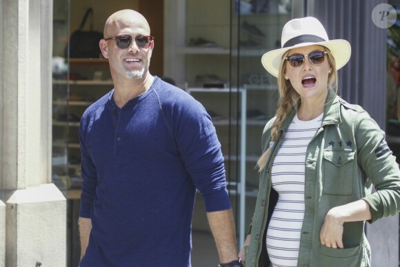 Bar Refaeli et son mari Adi Ezra se promènent lors de leurs vacances à Barcelone, le 26 mai 2016.