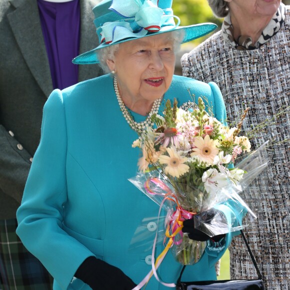 La reine Elizabeth II lors d'une vente caritative au profit de l'église de Crathie, en Écosse, le 18 août 2019.