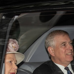 La reine Elizabeth II et le prince Andrew, duc d'York, se rendant à la messe dominicale à l'église de Crathie en Écosse, le 11 août 2019.