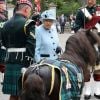 La reine Elizabeth II d'Angleterre inspectant le 6 août 2019 la garde royale à son arrivée au château de Balmoral, rituel inaugurant son séjour estival en Ecosse.