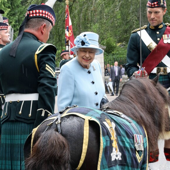 La reine Elizabeth II d'Angleterre inspectant le 6 août 2019 la garde royale à son arrivée au château de Balmoral, rituel inaugurant son séjour estival en Ecosse.