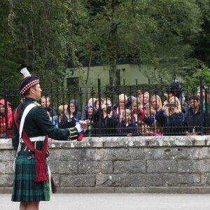 La reine Elizabeth II d'Angleterre inspectant le 6 août 2019 la garde royale à son arrivée au château de Balmoral, rituel inaugurant son séjour estival en Ecosse.