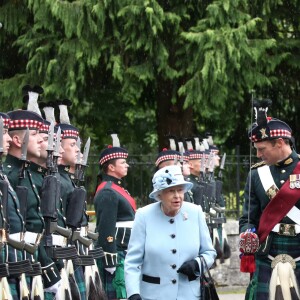 La reine Elizabeth II d'Angleterre inspectant le 6 août 2019 la garde royale à son arrivée au château de Balmoral, rituel inaugurant son séjour estival en Ecosse.