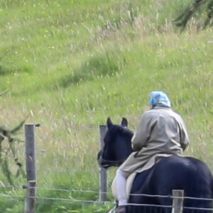 La reine Elizabeth II de sortie à cheval sur les terres du château de Balmoral en Ecosse, le 14 août 2019.