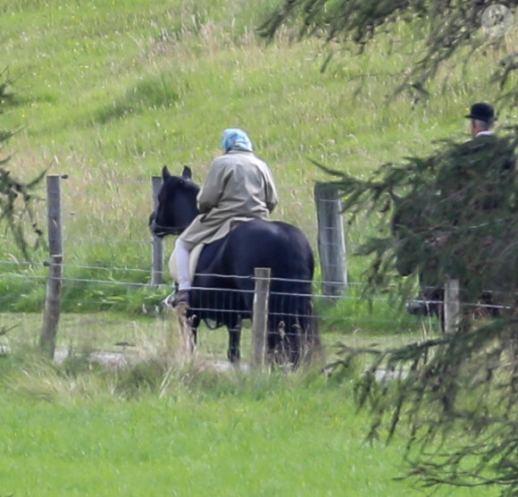 La reine Elizabeth II de sortie à cheval sur les terres du château de Balmoral en Ecosse, le 14 août 2019.