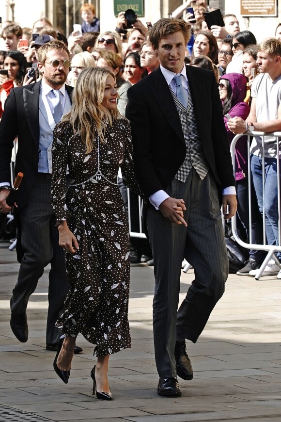 Sienna Miller et son compagnon Lucas Zwirner - Les invités arrivent au mariage de E. Goulding et C. Jopling en la cathédrale d'York, le 31 août 2019