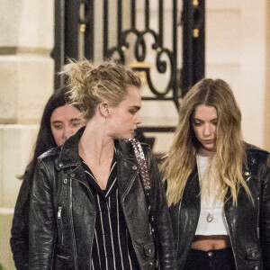 Exclusif - Cara Delevingne, très bouleversée par la cérémonie hommage au styliste K.Lagerfeld, et sa compagne Ashley Benson sont allées dîner en tête à tête au restaurant de l'hôtel Ritz. A la sortie, elles se sont fait un Paris by Night, où elles ont écumé les bars. Le 20 juin 2019