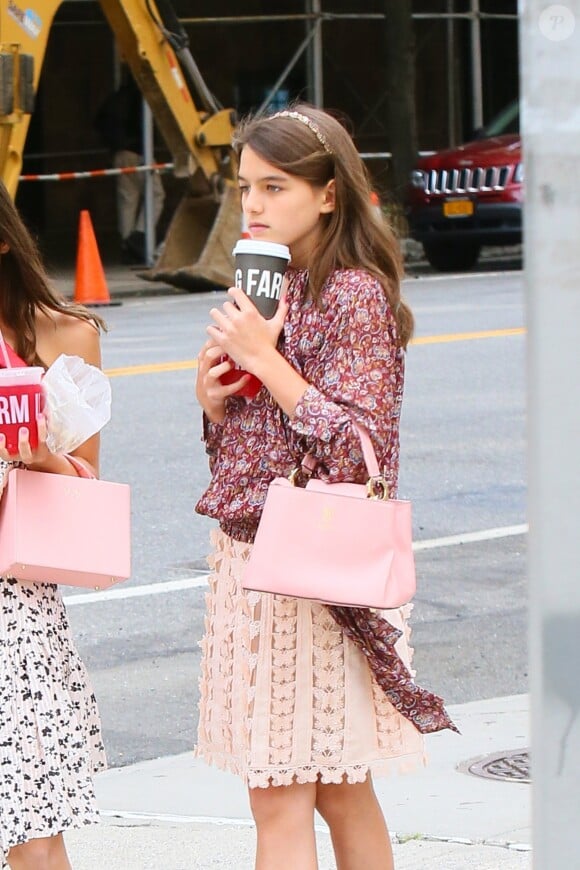 Suri Cruise avec une amie dans les rues de Manhattan. Le 31 août 2019.