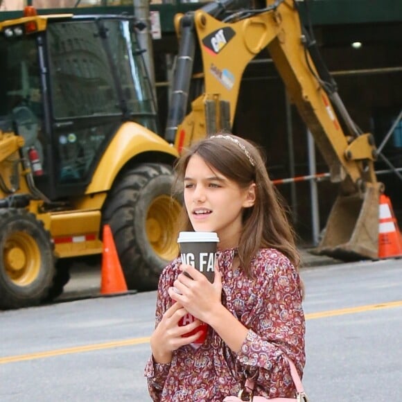 Suri Cruise avec une amie dans les rues de Manhattan. Le 31 août 2019.