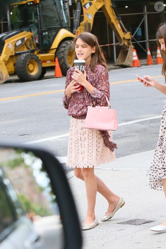 Suri Cruise avec une amie dans les rues de Manhattan. Le 31 août 2019.