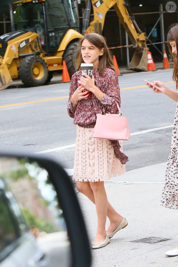 Suri Cruise avec une amie dans les rues de Manhattan. Le 31 août 2019.