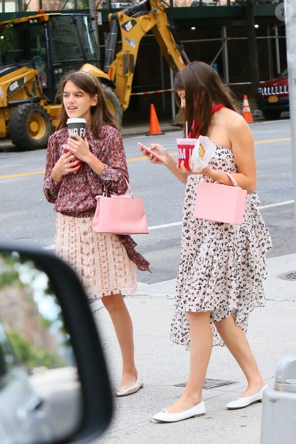 Suri Cruise avec une amie dans les rues de Manhattan. Le 31 août 2019.