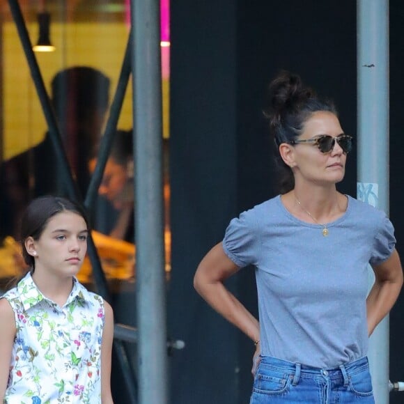 Katie Holmes et sa fille Suri Cruise se baladent dans les rues de New York, le 19 août 2019.