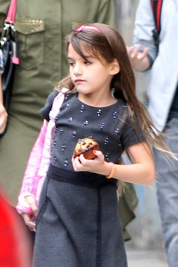 Exclusif - Katie Holmes et sa fille Suri Cruise avec son bras dans la plâtre à la sortie de leur hôtel à New York, le 16 septembre 2013.