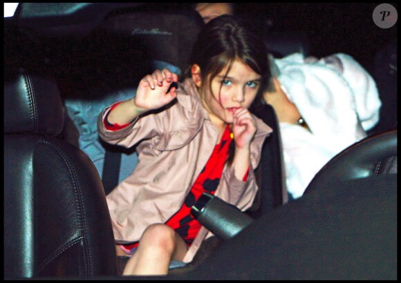 Katie Holmes et sa fille Suri Cruise arrivent à l'aéroport de New York pour une destination inconnue. Le 16 mars 2011.