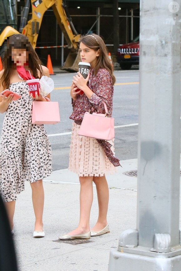 Suri Cruise avec une amie dans les rues de Manhattan. Le 31 août 2019.