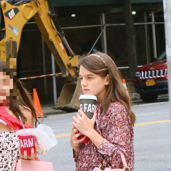 Suri Cruise avec une amie dans les rues de Manhattan. Le 31 août 2019.