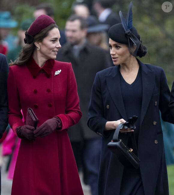 Kate Middleton, duchesse de Cambridge, et Meghan Markle, duchesse de Sussex, sur le chemin de la messe de Noël à l'église Sainte-Marie-Madeleine à Sandringham, le 25 décembre 2018.