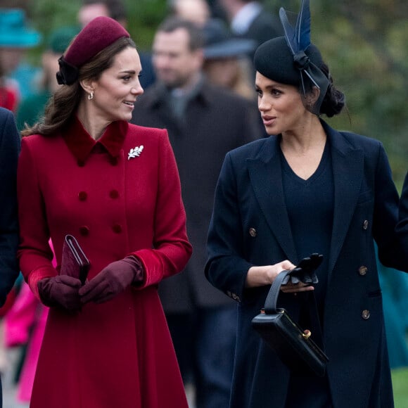 Kate Middleton, duchesse de Cambridge, et Meghan Markle, duchesse de Sussex, sur le chemin de la messe de Noël à l'église Sainte-Marie-Madeleine à Sandringham, le 25 décembre 2018.