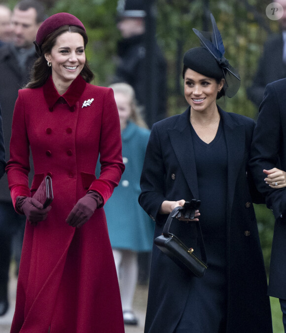 Kate Middleton, duchesse de Cambridge, et Meghan Markle, duchesse de Sussex, lors de la messe de Noël à l'église Sainte-Marie-Madeleine à Sandringham, le 25 décembre 2018.