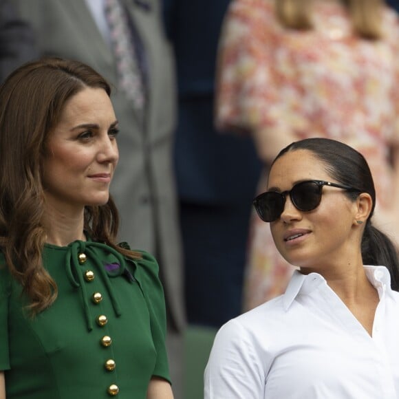 Kate Middleton, duchesse de Cambridge, et Meghan Markle, duchesse de Sussex, lors de la finale femmes de Wimbledon à Londres, le 13 juillet 2019.