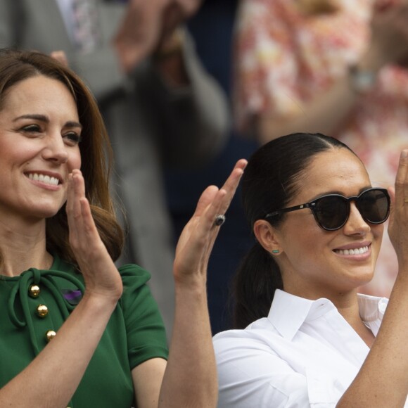 Kate Middleton, duchesse de Cambridge, et Meghan Markle, duchesse de Sussex, lors de la finale femmes de Wimbledon à Londres, le 13 juillet 2019.