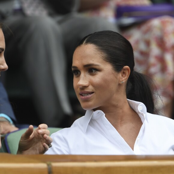 Kate Middleton, duchesse de Cambridge, et Meghan Markle, duchesse de Sussex, lors de la finale femmes de Wimbledon à Londres, le 13 juillet 2019.