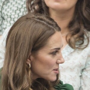 Kate Middleton, duchesse de Cambridge, et Meghan Markle, duchesse de Sussex, lors de la finale femmes de Wimbledon à Londres, le 13 juillet 2019.