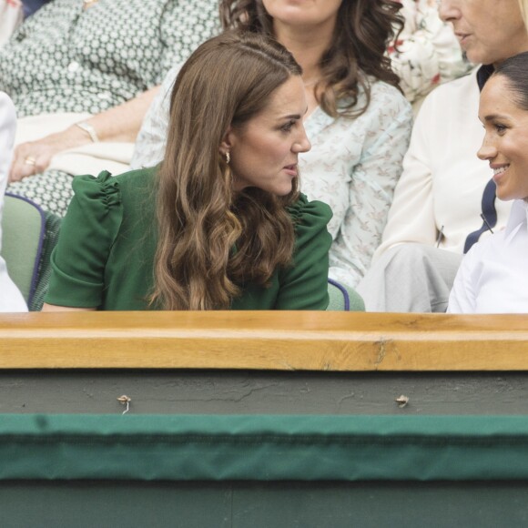 Kate Middleton, duchesse de Cambridge, et Meghan Markle, duchesse de Sussex, lors de la finale femmes de Wimbledon à Londres, le 13 juillet 2019.