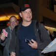 Matt Damon signe des autographes et fait des selfies avec des fans à son arrivée à l'aéroport de Los Angeles (LAX), le 27 avril 2018.