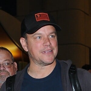 Matt Damon signe des autographes et fait des selfies avec des fans à son arrivée à l'aéroport de Los Angeles (LAX), le 27 avril 2018.