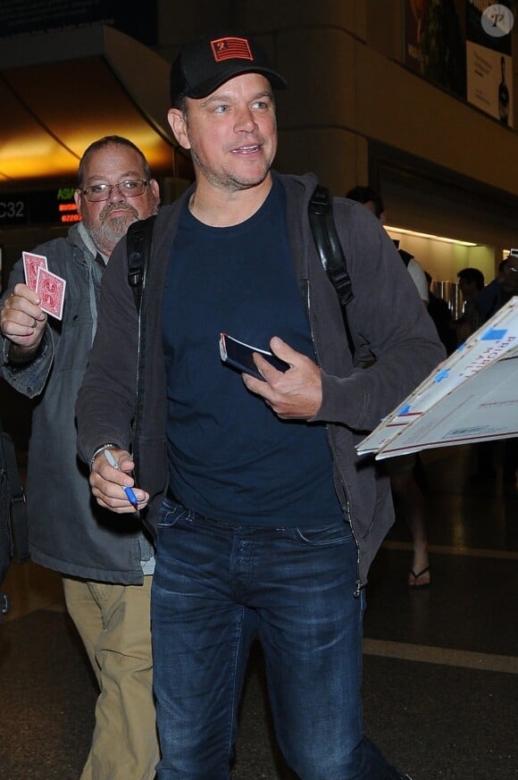 Matt Damon signe des autographes et fait des selfies avec des fans à son arrivée à l'aéroport de Los Angeles (LAX), le 27 avril 2018.