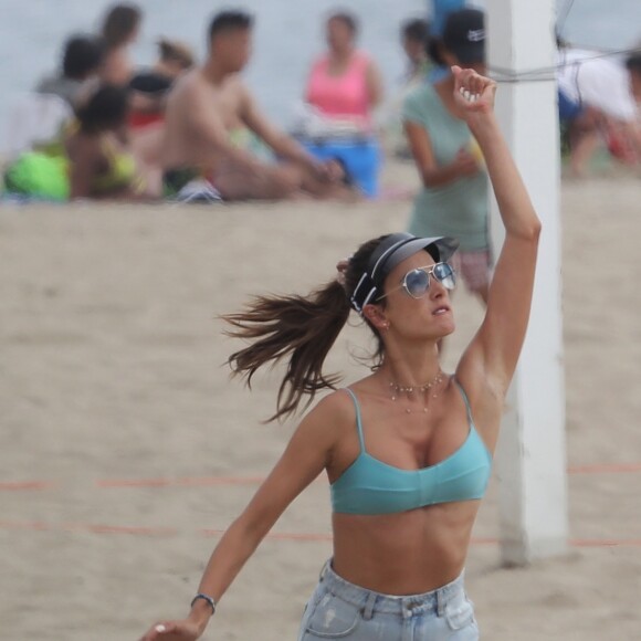 Alessandra Ambrosio, journée à la plage entre amis! La mannequin brésilienne et son compagnon jouent au volleyball avec leurs amis, et batifolent dans le sable avant de rentrer à vélo. Santa Monica le 2 septembre 2019.02/09/2019 - Santa Monica