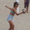 Alessandra Ambrosio, journée à la plage entre amis! La mannequin brésilienne et son compagnon jouent au volleyball avec leurs amis, et batifolent dans le sable avant de rentrer à vélo. Santa Monica le 2 septembre 2019.02/09/2019 - Santa Monica